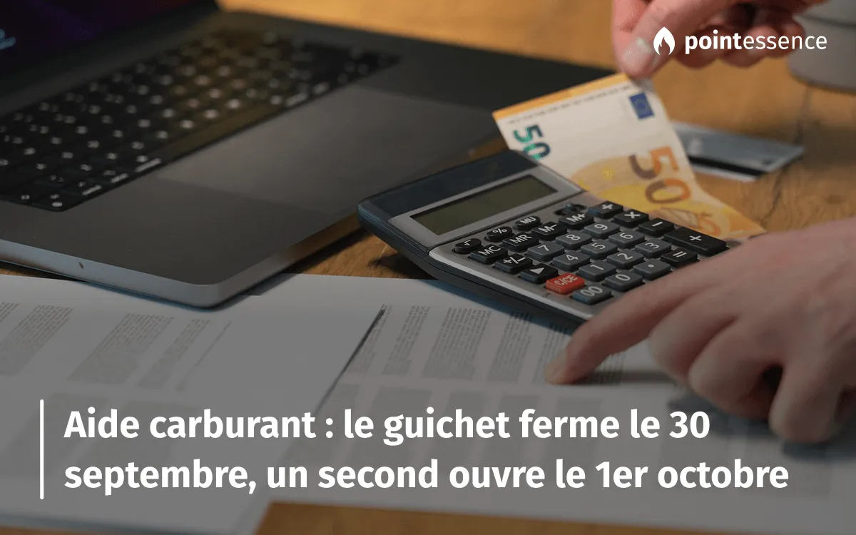 Une main pose un billet de 50 euros près d'une calculatrice, d'un ordinateur portable et de documents administratifs