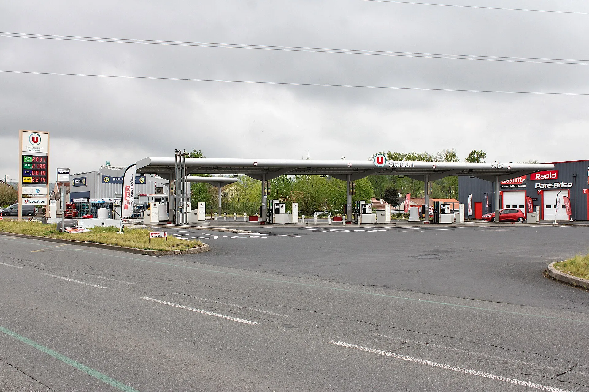 Station-service de grande surface distribuant plusieurs carburants