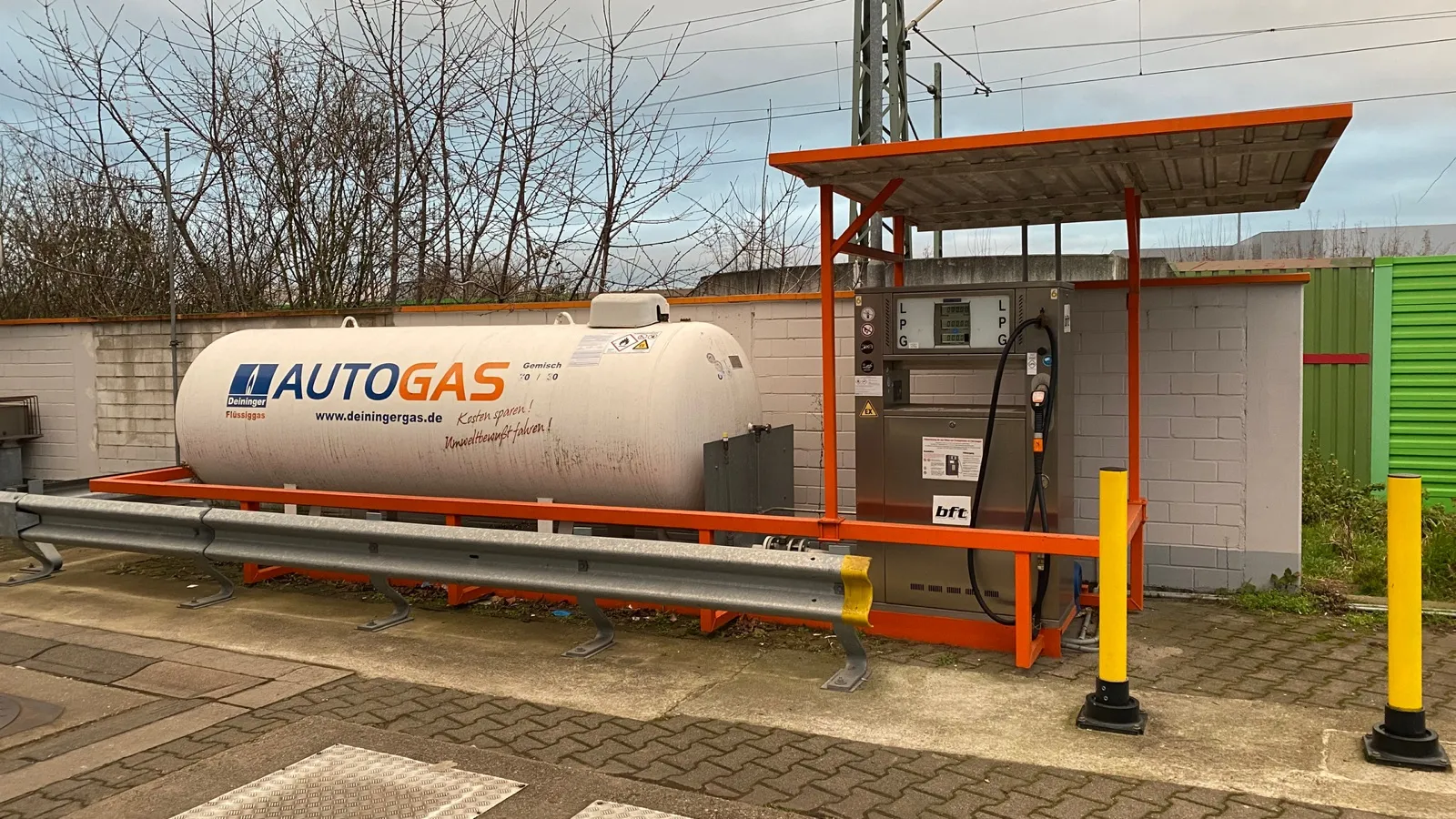 Station autogas avec sa citerne de GPL et sa pompe de distribution
