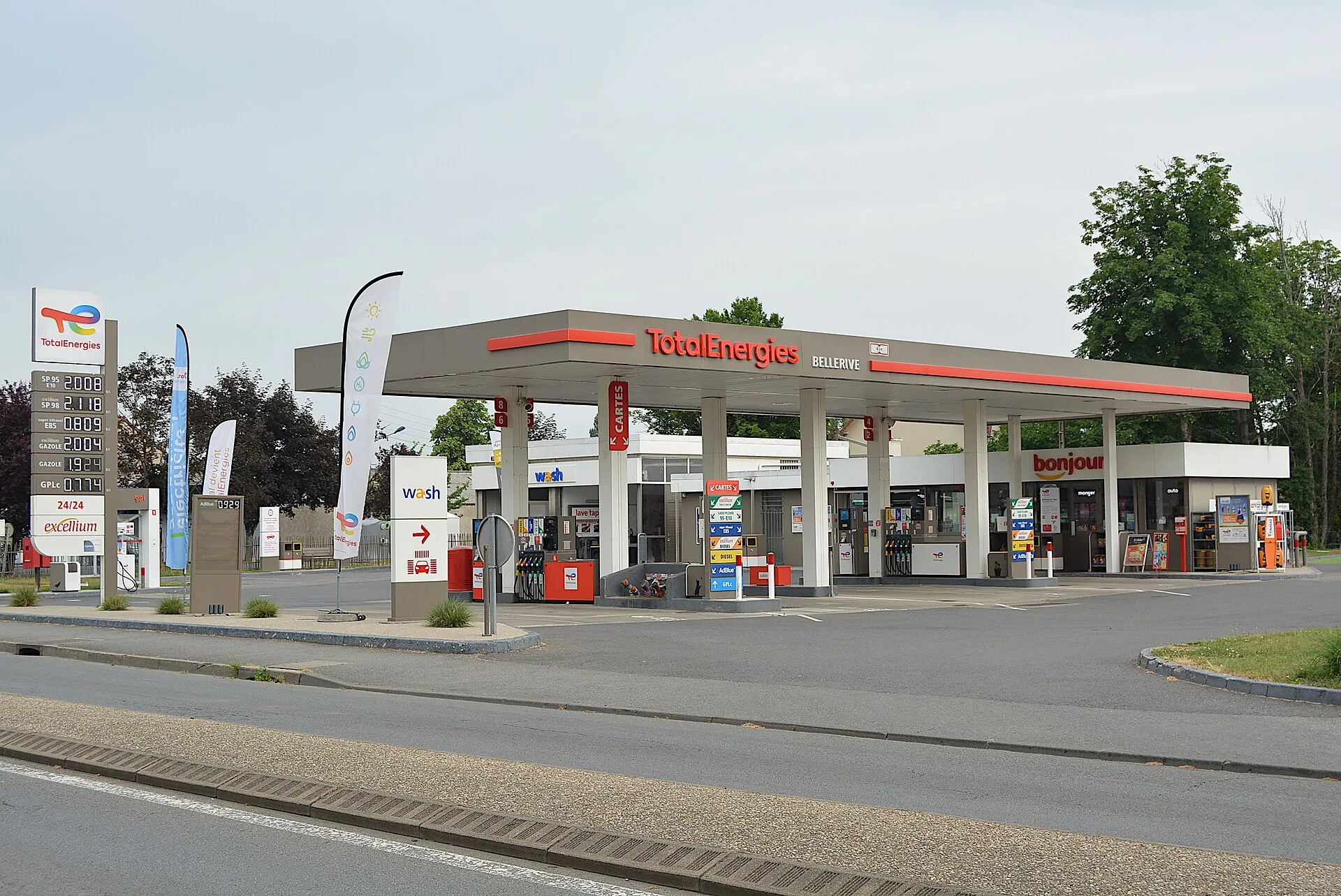 Station-service distribuant plusieurs carburants dont le GPL