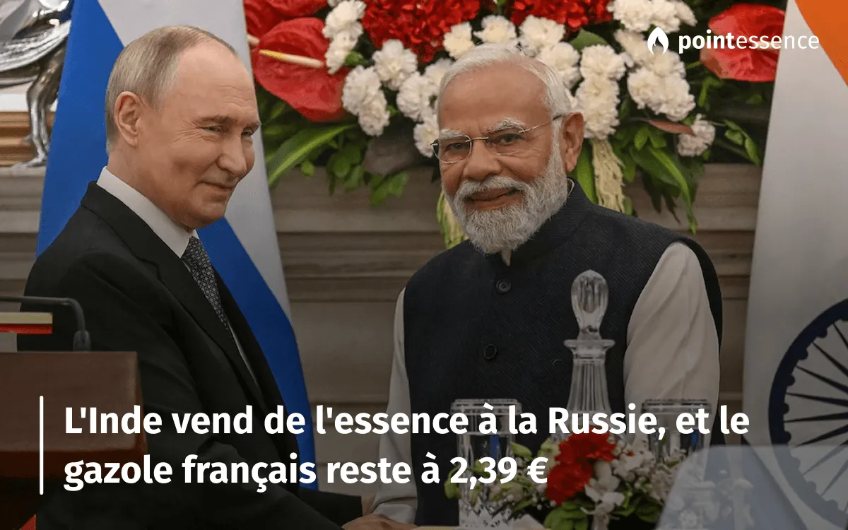 Vladimir Poutine et Narendra Modi côte à côte devant les drapeaux russe et indien, à l'issue d'une conférence de presse