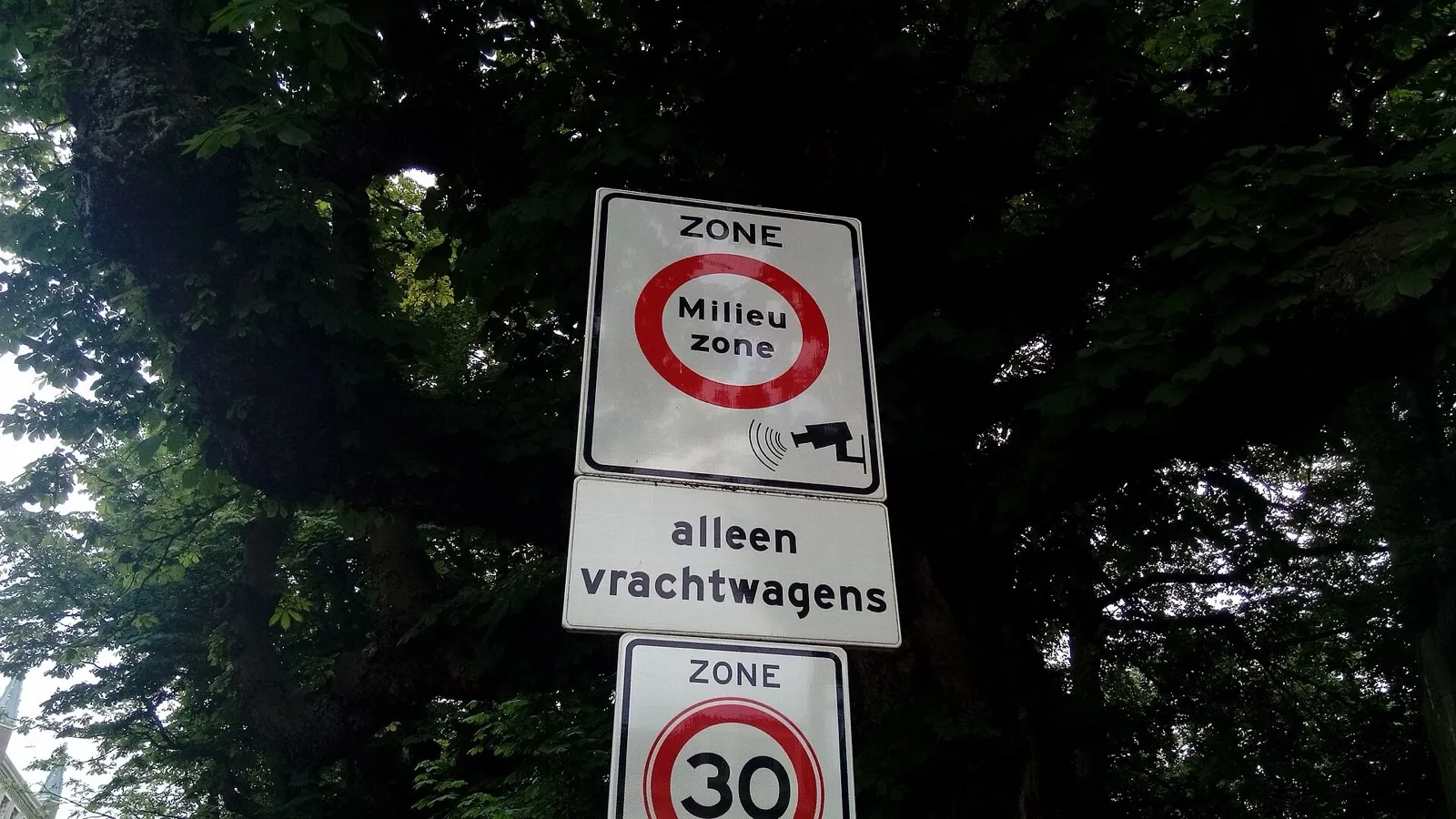 Panneau signalant l'entrée d'une zone à faibles émissions