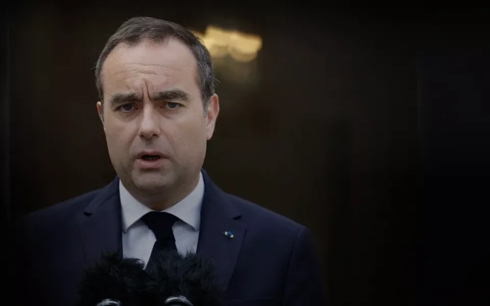 Sébastien Lecornu, Premier ministre, s'exprime devant les micros lors d'une déclaration à la presse