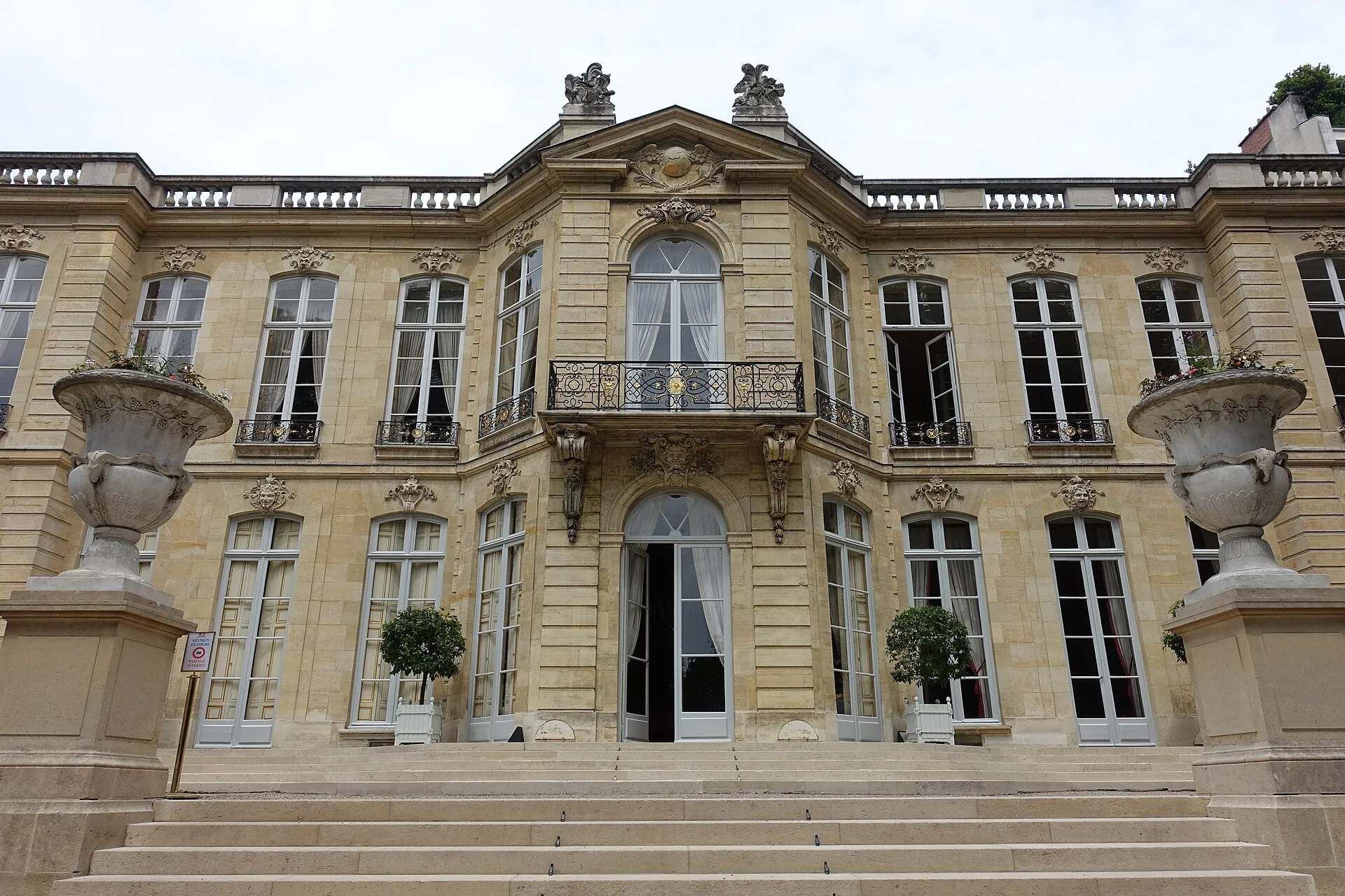 Façade de l'hôtel de Matignon, résidence du Premier ministre, vue depuis le jardin