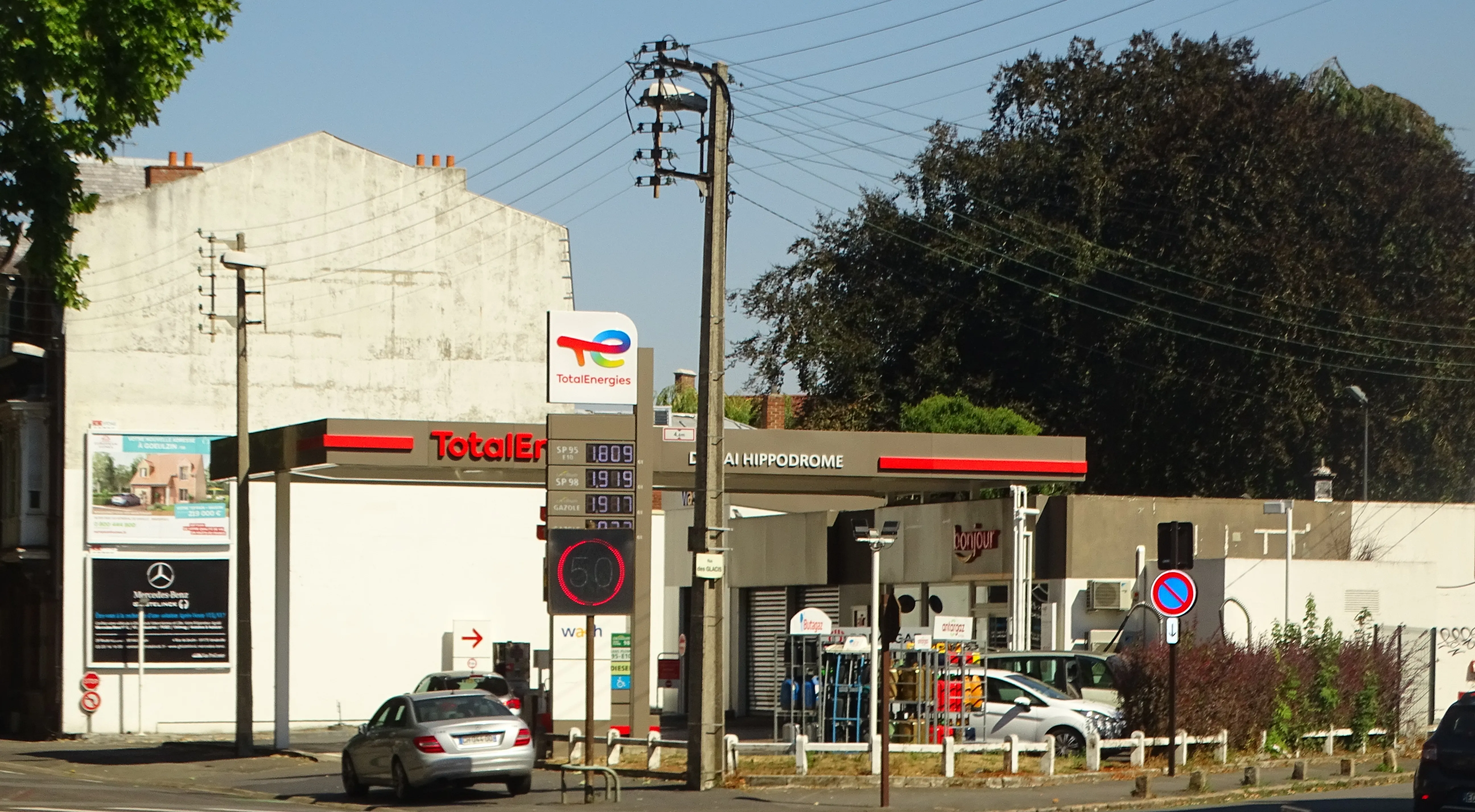 Station-service TotalEnergies à Douai, avec son totem d'affichage des prix des carburants