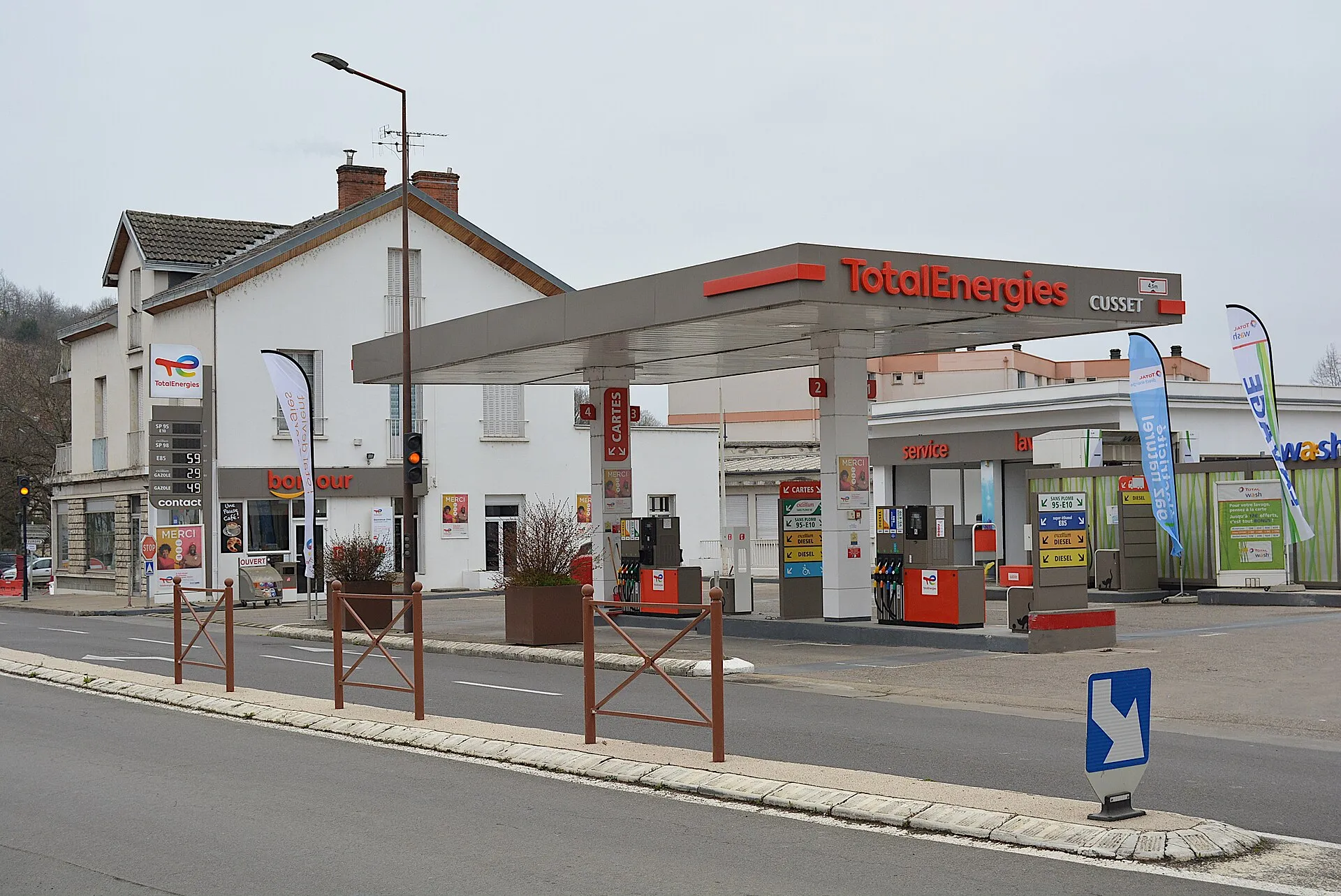 Pompes d'une station-service avec l'affichage des prix des carburants