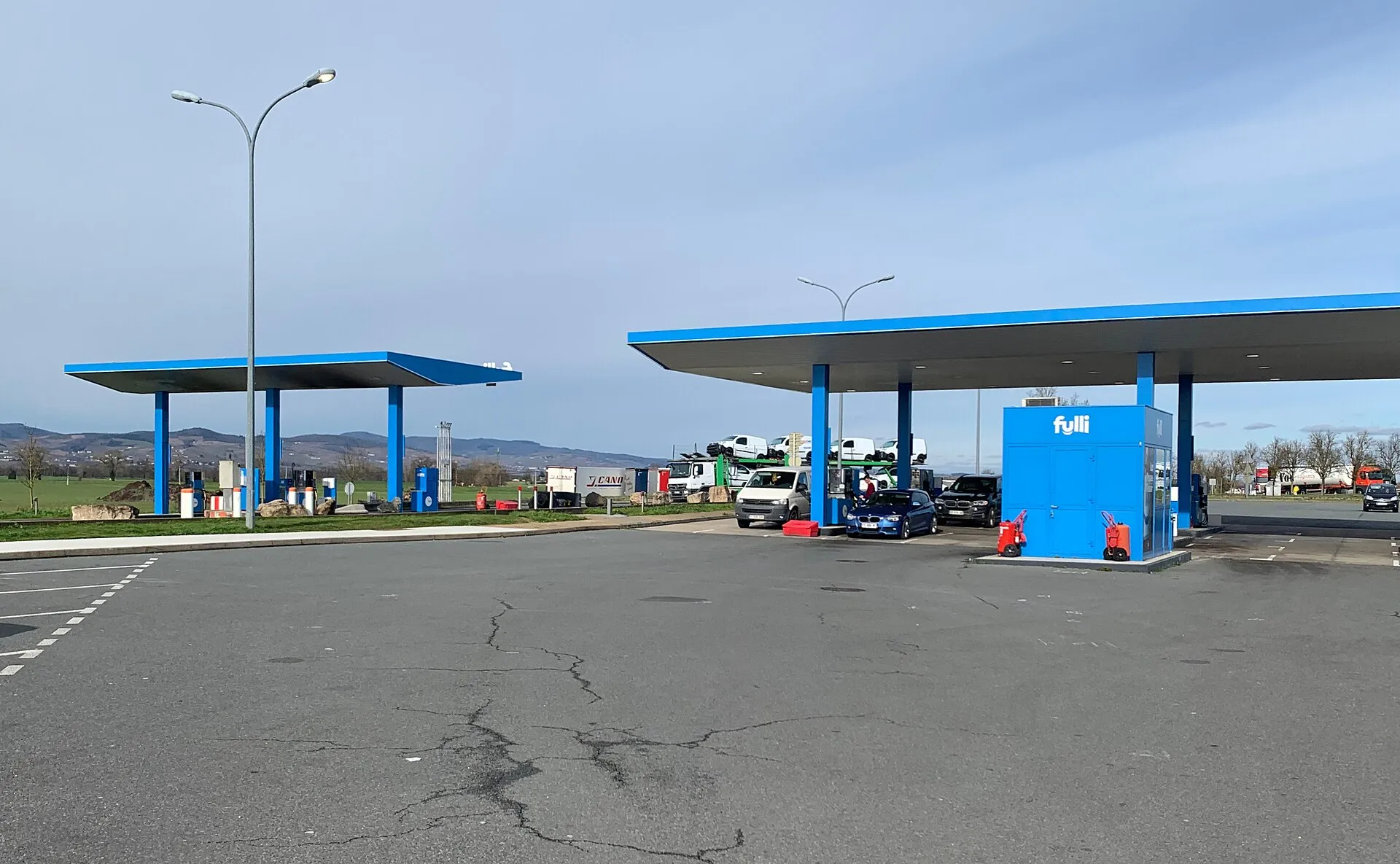 Totem d'affichage des prix devant une station-service