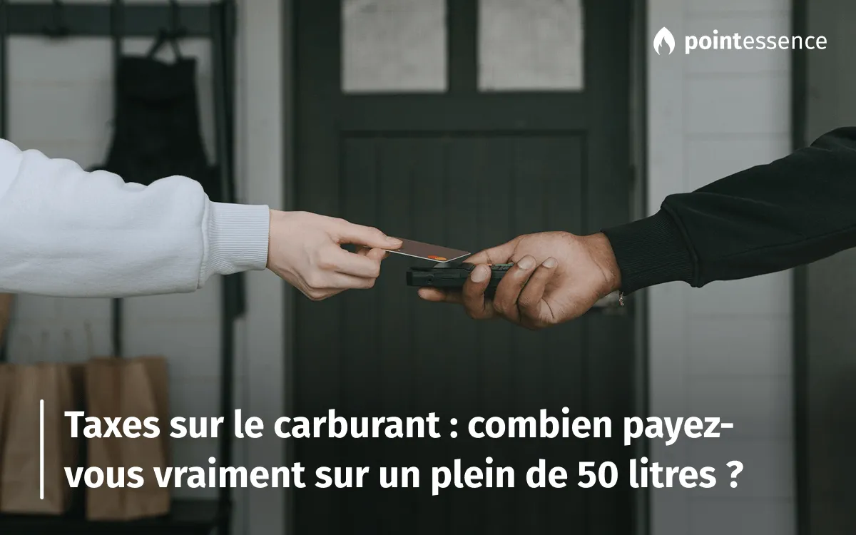 Une main tend une carte bancaire vers un terminal de paiement tenu par une autre personne